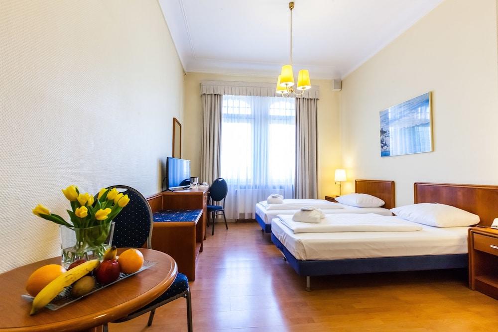Monopol - Station Hotel