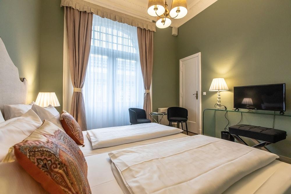 Hotel Monopol - Station 4*